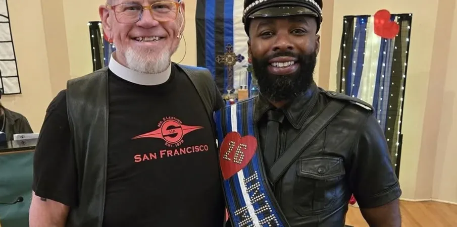 Pastor de igreja gay usa couro e fetiche em culto que dividiu opini�es nos EUA