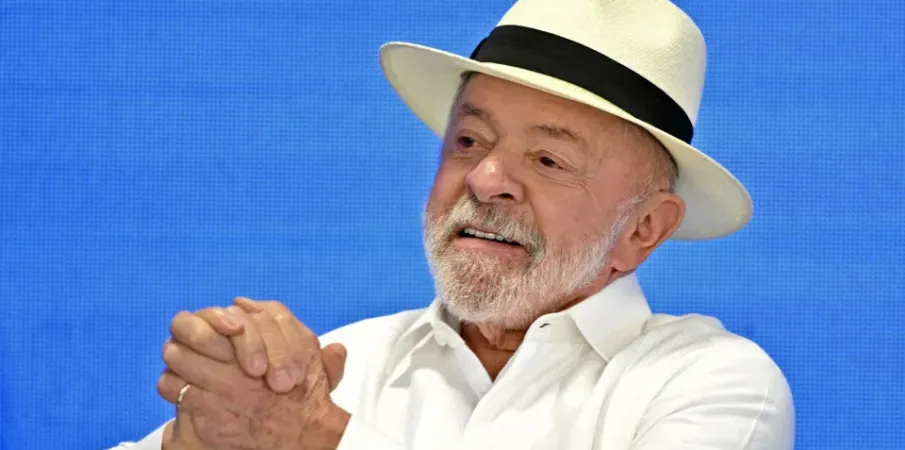 Lula perdoa d�vida de 3,6 milh�es de pequenos lojistas e vendedores