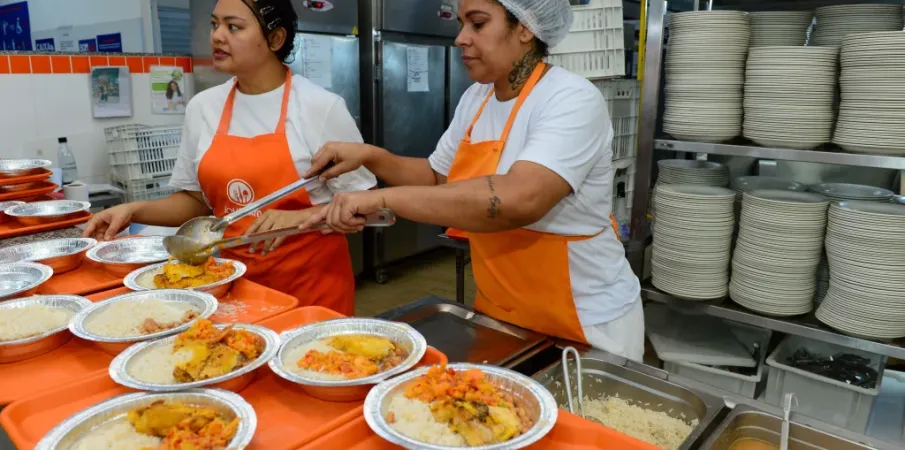 Obra no Bom Prato de Santos troca jantares por marmitas, mas mant�m comida a 1 real