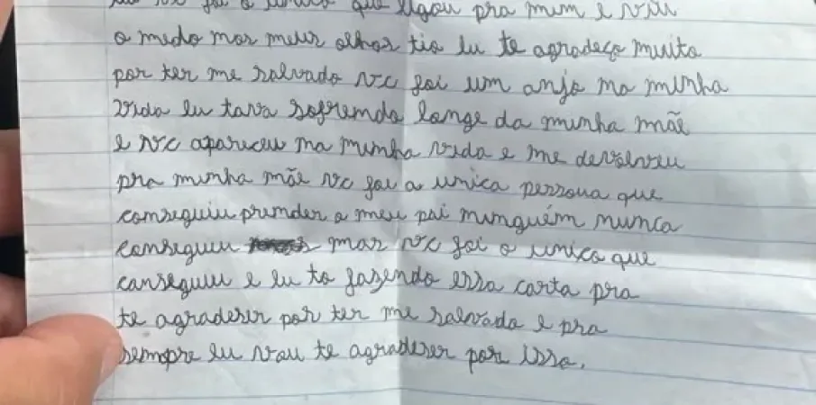 Menina de 10 anos agradece policial que a salvou de sequestro do pai