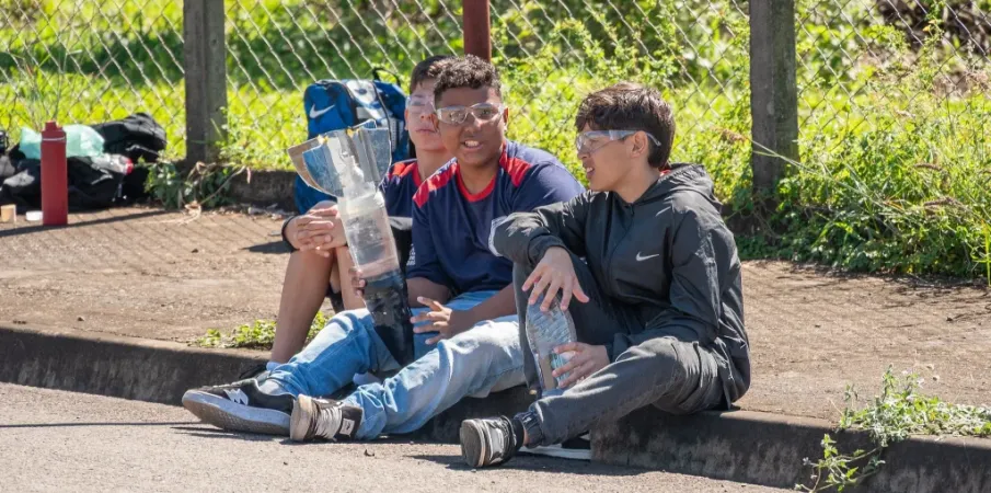 Escolas p�blicas de SP lan�am foguetes criados por alunos em olimp�ada cient�fica