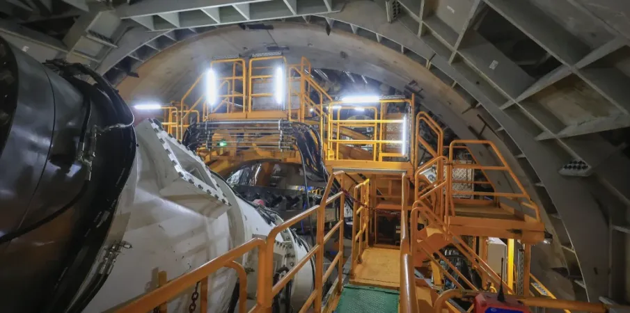 Gigante de 2,6 mil toneladas come�a a cavar t�nel do Metr� de SP para Guarulhos