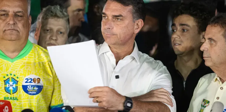 Fl�vio Bolsonaro questiona vit�ria de Lula e pede anula��o das elei��es