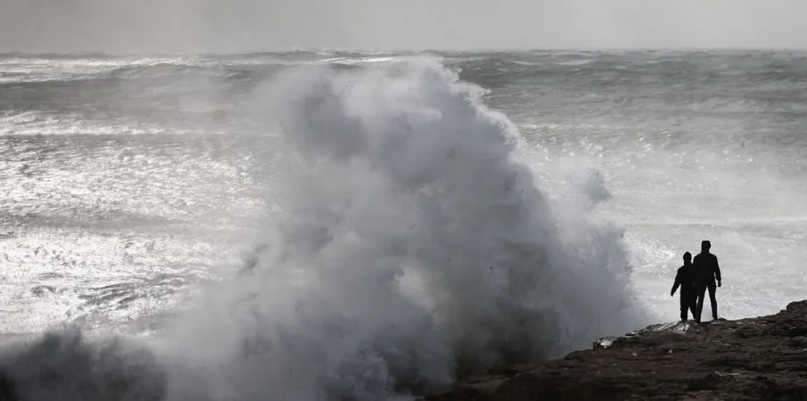 Tempestade no Reino Unido gera alerta de 'perigo para a vida' e medo de tornados em 7 regi�es